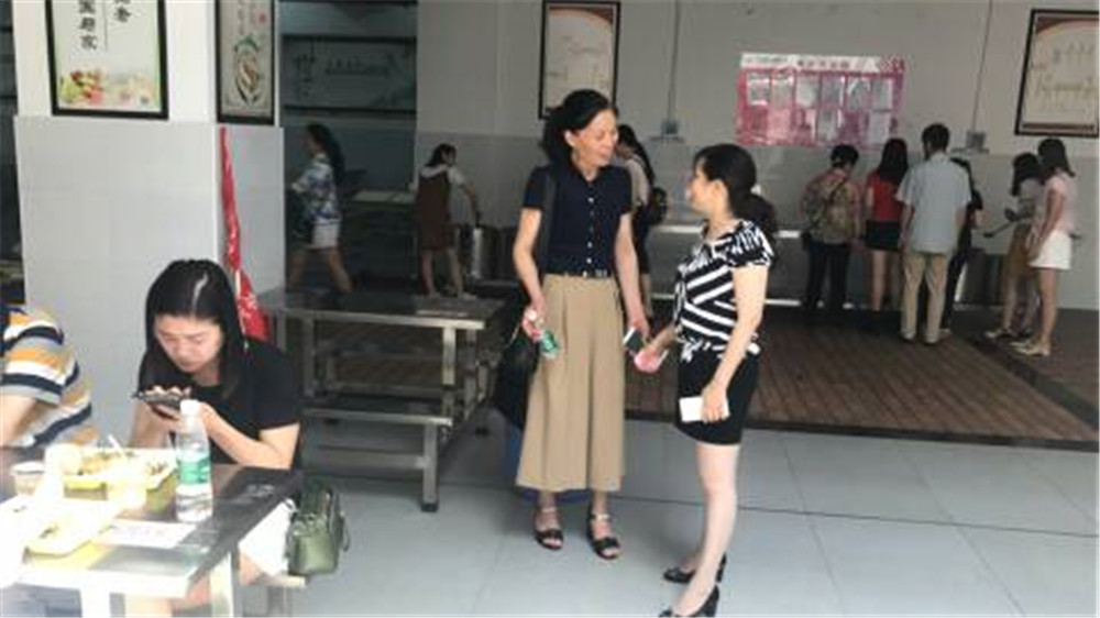 吴校和家长交谈2.JPG