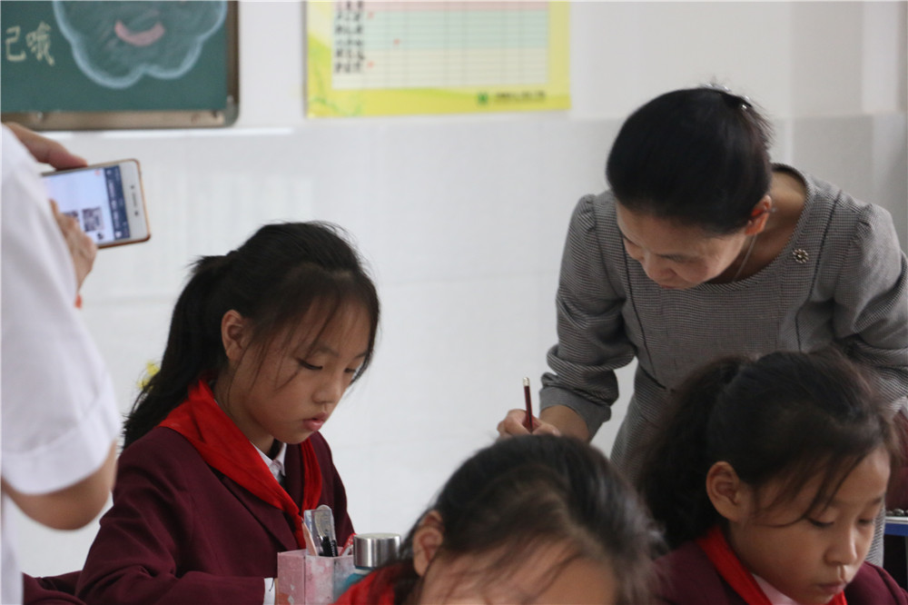 谢总视察小学课堂 (1).JPG