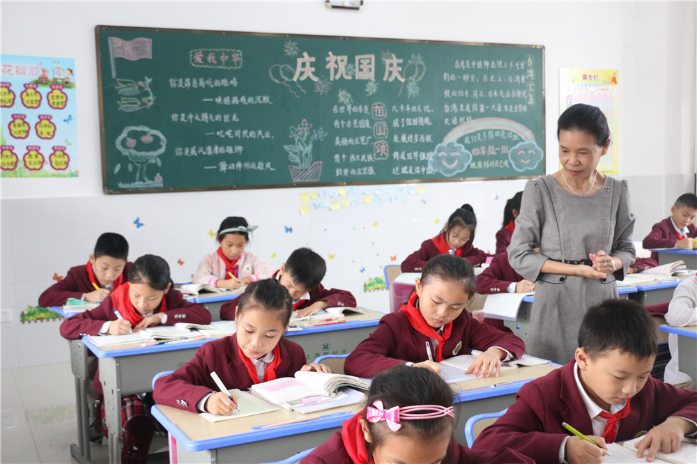 谢总视察小学课堂 (2).JPG